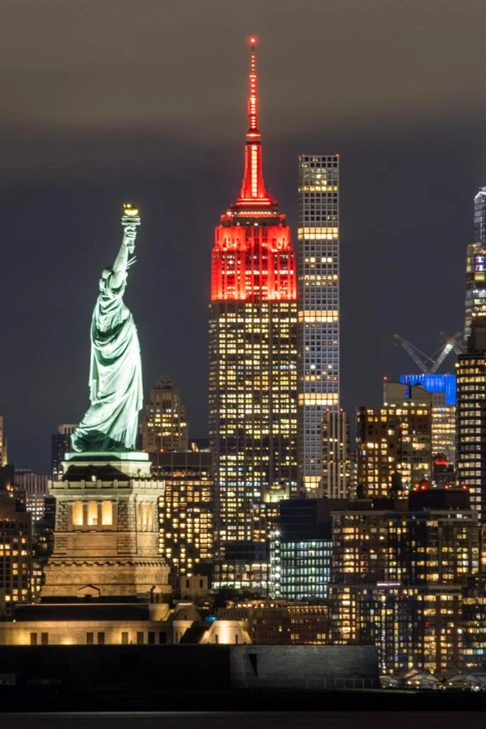 Tòa nhà Empire State (New York, Mỹ) đỏ rực chào đón Tết Nguyên đán. Ảnh: TÂN HOA XÃ Tòa nhà Empire State (New York, Mỹ) đỏ rực chào đón Tết Nguyên đán. Ảnh: TÂN HOA XÃ