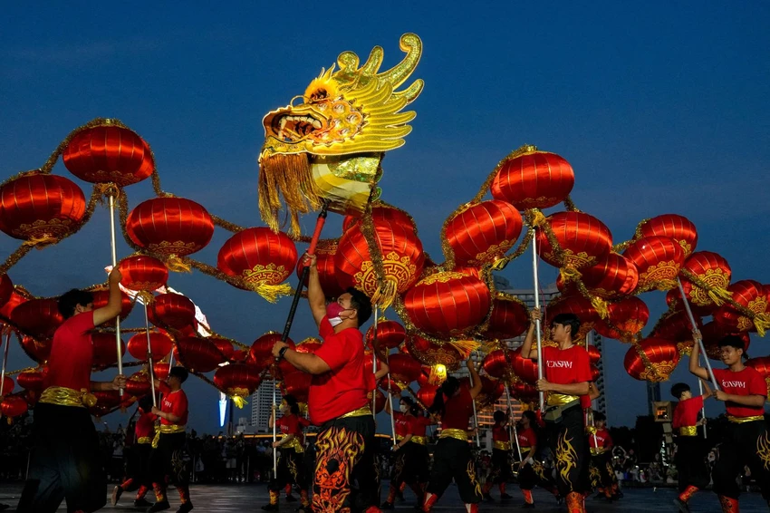 Một màn múa rồng diễn ra ở Bangkok, Thái Lan, ngày 18-1. Ảnh: REUTERS Một màn múa rồng diễn ra ở Bangkok, Thái Lan, ngày 18-1. Ảnh: REUTERS