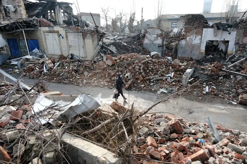 Một dãy nhà bị phá hủy ở TP Toretsk (tỉnh Donetsk). Ảnh: GETTY IMAGES