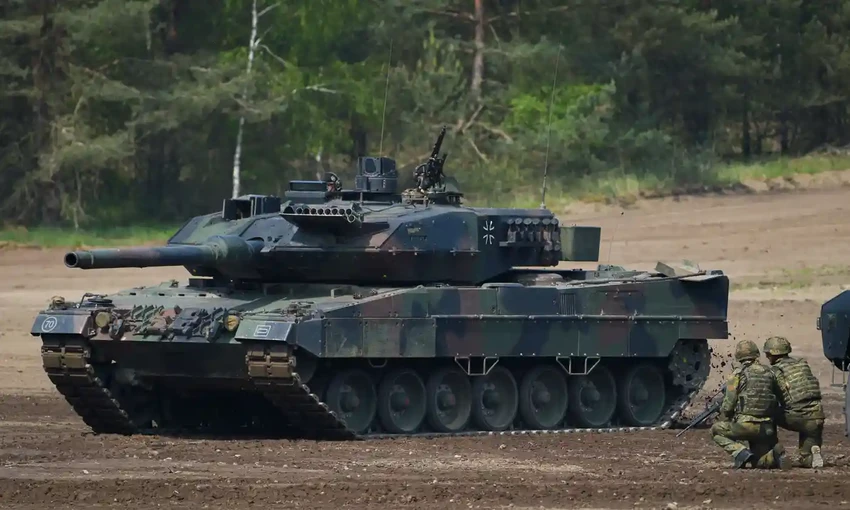 Leopard 2 là xe tăng chiến đấu chủ lực do Đức sản xuất với tầm bắn khoảng 500 km, được đưa vào sử dụng lần đầu tiên vào năm 1979 và có tốc độ tối đa 68 km/giờ. Ảnh: Patrik Stollarz/AFP/Getty Images Leopard 2 là xe tăng chiến đấu chủ lực do Đức sản xuất với tầm bắn khoảng 500 km, được đưa vào sử dụng lần đầu tiên vào năm 1979 và có tốc độ tối đa 68 km/giờ. Ảnh: Patrik Stollarz/AFP/Getty Images