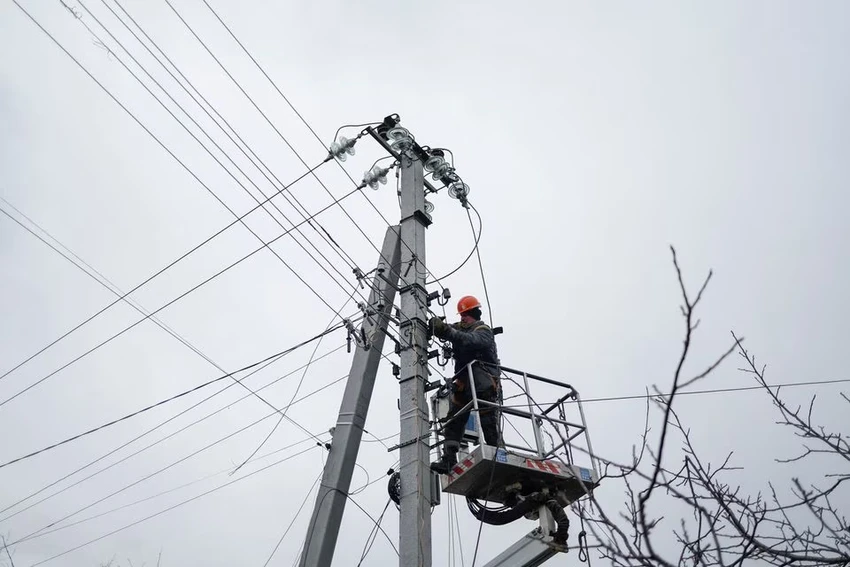Lực lượng cứu hộ Ukraine khắc phục hậu quả sau đợt tấn công tên lửa ngày 26-1. Ảnh: REUTERS Lực lượng cứu hộ Ukraine khắc phục hậu quả sau đợt tấn công tên lửa ngày 26-1. Ảnh: REUTERS