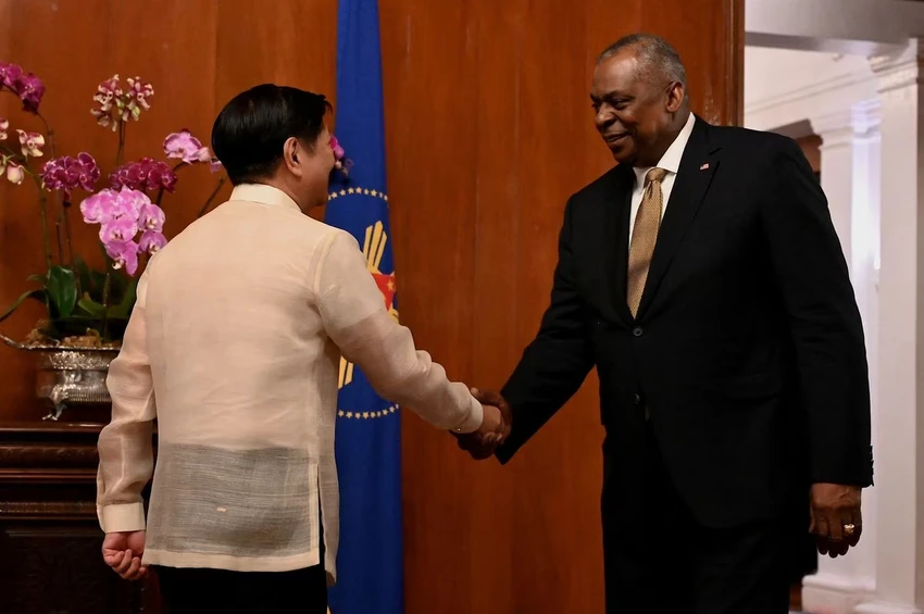 Tổng thống Philippines - ông Ferdinand Marcos Jr (trái) tiếp Bộ trưởng Quốc phòng Mỹ Lloyd Austin tại dinh tổng thống ngày 2-2. Ảnh: REUTERS Tổng thống Philippines - ông Ferdinand Marcos Jr (trái) tiếp Bộ trưởng Quốc phòng Mỹ Lloyd Austin tại dinh tổng thống ngày 2-2. Ảnh: REUTERS