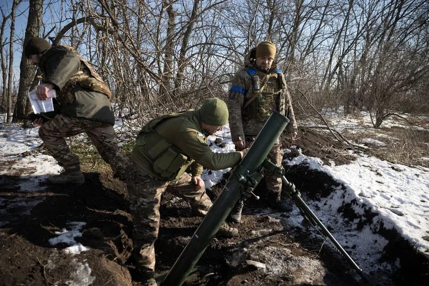 Quân nhân Ukraine bắn đạn cối về phía quân đội Nga tại thị trấn Vuhledar (tỉnh Donetsk). Ảnh: REUTERS Quân nhân Ukraine bắn đạn cối về phía quân đội Nga tại thị trấn Vuhledar (tỉnh Donetsk). Ảnh: REUTERS