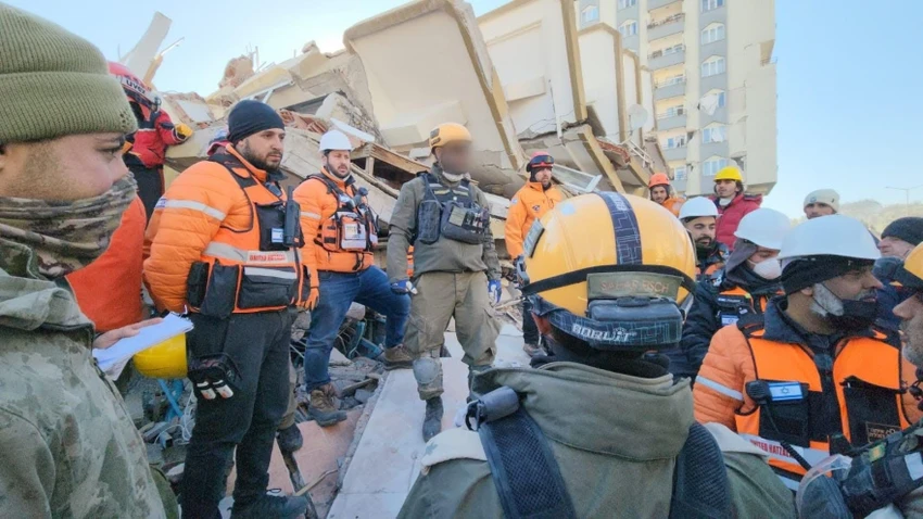 Nhóm cứu nạn United Hatzalah hỗ trợ giải cứu người dân mắc kẹt trong trận động đất ở Thổ Nhĩ Kỳ. Ảnh: UNITED HATZALAH