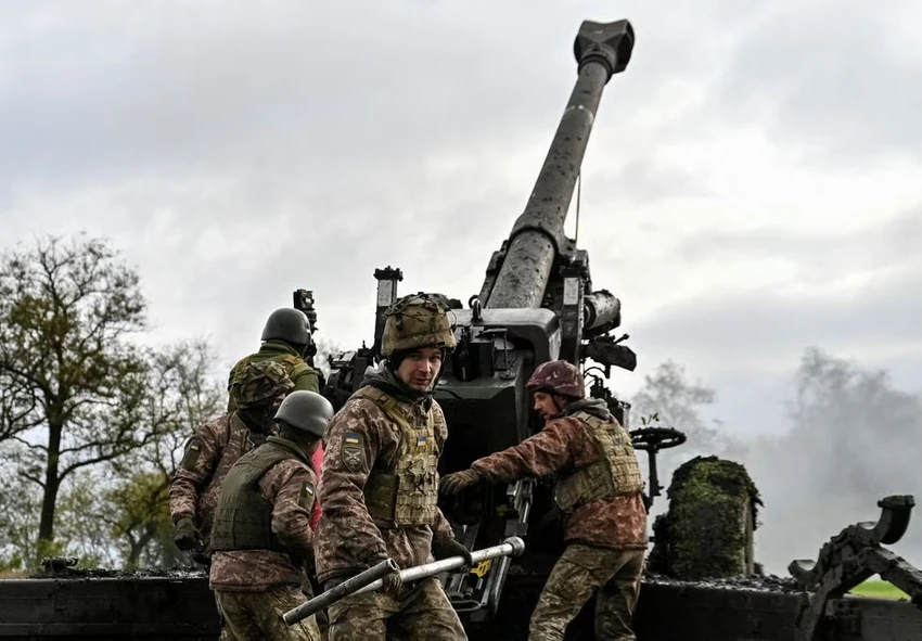 Quân đội Ukraine khai hỏa lựu pháo FH-70 ở tỉnh Zaporizhia, Ukraine ngày 27-10-2022. Ảnh: REUTERS Quân đội Ukraine khai hỏa lựu pháo FH-70 ở tỉnh Zaporizhia, Ukraine ngày 27-10-2022. Ảnh: REUTERS