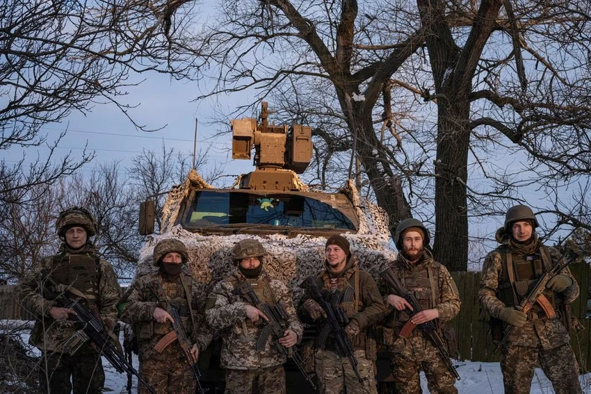 Binh sĩ Ukraine chiến đấu ở TP Bakhmut (tỉnh Donetsk) ngày 16-2. Ảnh: REUTERS Binh sĩ Ukraine chiến đấu ở TP Bakhmut (tỉnh Donetsk) ngày 16-2. Ảnh: REUTERS