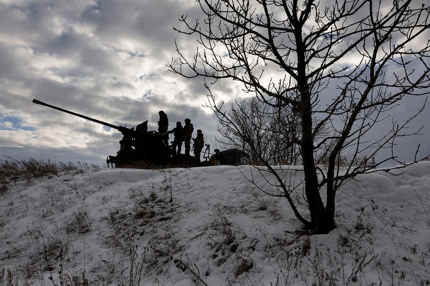 Lực lượng Ukraine chiến đấu ở tiền tuyến gần TP Bakhmut (tỉnh Donetsk) ngày 14-2. Ảnh: GETTY IMAGES Lực lượng Ukraine chiến đấu ở tiền tuyến gần TP Bakhmut (tỉnh Donetsk) ngày 14-2. Ảnh: GETTY IMAGES