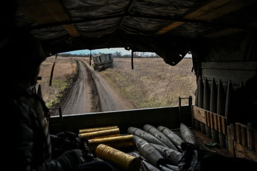 Một quân nhân Ukraine ngồi bên trong xe tải chở đạn pháo ở tiền tuyến tỉnh Zaporizhia. Ảnh: REUTERS Một quân nhân Ukraine ngồi bên trong xe tải chở đạn pháo ở tiền tuyến tỉnh Zaporizhia. Ảnh: REUTERS