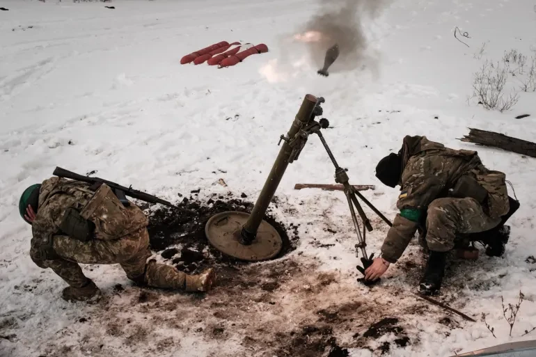 Quân nhân Ukraine bắn súng cối vào các mục tiêu Nga ở tiền tuyến Bakhmut. Ảnh: AFP Quân nhân Ukraine bắn súng cối vào các mục tiêu Nga ở tiền tuyến Bakhmut. Ảnh: AFP
