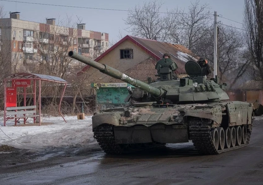 Binh sĩ Ukraine lái xe tăng chiến đấu tại TP Bakhmut, Ukraine ngày 24-2. Ảnh: REUTERS Binh sĩ Ukraine lái xe tăng chiến đấu tại TP Bakhmut, Ukraine ngày 24-2. Ảnh: REUTERS
