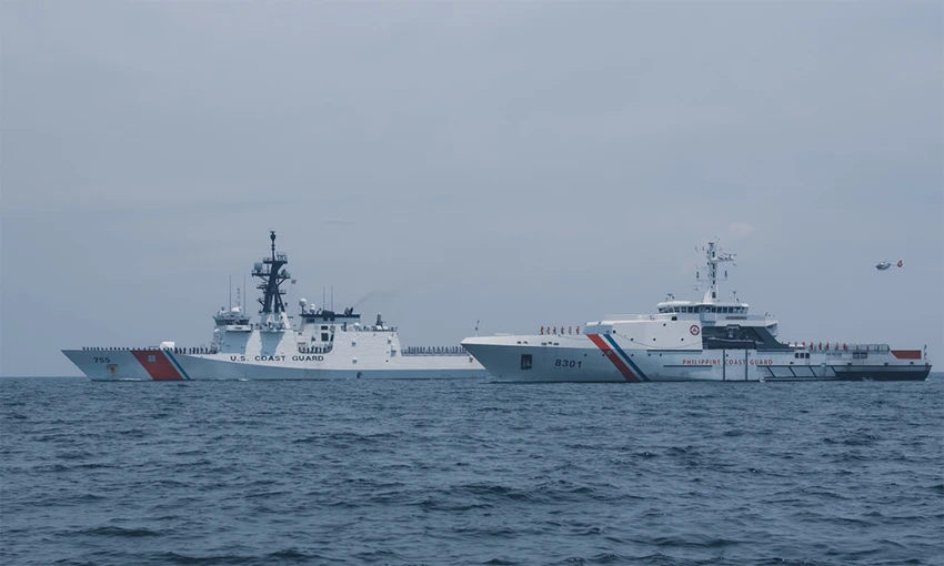 Tàu tuần duyên Mỹ (trái) và tàu cảnh sát biển Philippines trên Biển Đông vào tháng 8-2021. Ảnh: USCG. Tàu tuần duyên Mỹ (trái) và tàu cảnh sát biển Philippines trên Biển Đông vào tháng 8-2021. Ảnh: USCG.