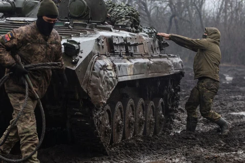 Quân Ukraine chiến đấu ở TP Bakhmut (tỉnh Donetsk). Ảnh: REUTERS