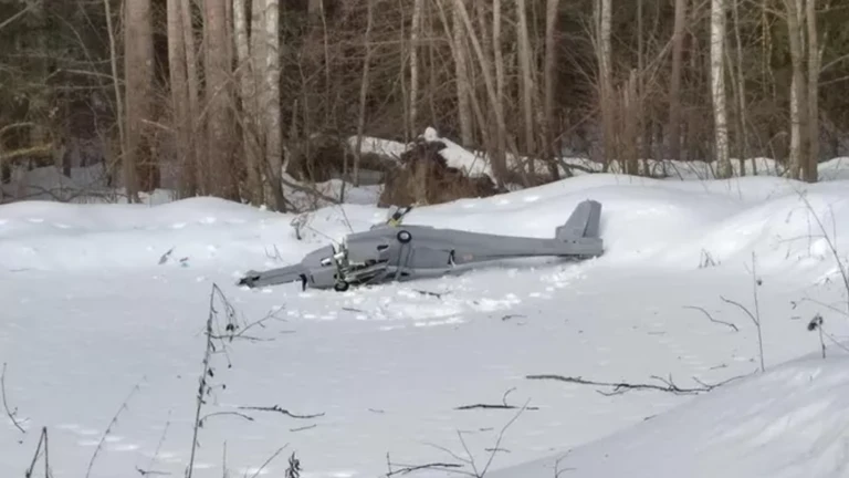 Bức ảnh lan truyền trên mạng xã hội được cho là ảnh chụp chiếc UAV của Ukraine rơi ở TP Kolomna ngày 28-2. Ảnh: RT Bức ảnh lan truyền trên mạng xã hội được cho là ảnh chụp chiếc UAV của Ukraine rơi ở TP Kolomna ngày 28-2. Ảnh: RT