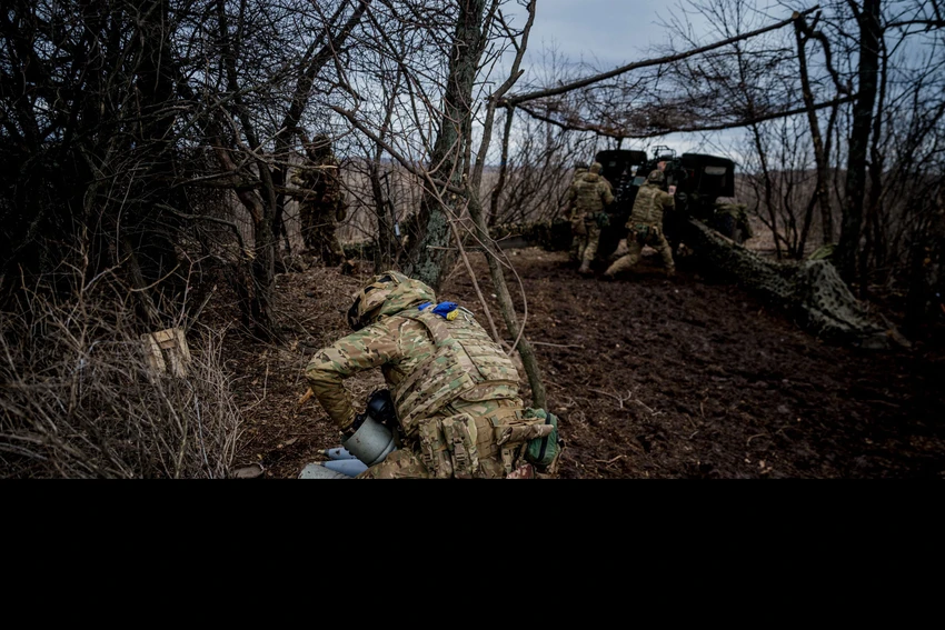 Binh sĩ Ukraine chiến đấu ở TP Bakhmut ngày 2-3. Ảnh: AFP Binh sĩ Ukraine chiến đấu ở TP Bakhmut ngày 2-3. Ảnh: AFP