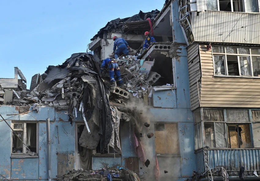 Một tòa nhà ở tỉnh Zaporizhia bị pháo kích đánh sập ngày 4-3. Ảnh: REUTERS Một tòa nhà ở tỉnh Zaporizhia bị pháo kích đánh sập ngày 4-3. Ảnh: REUTERS