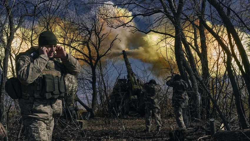 Quân đội Ukraine chiến đấu ở tiền tuyến Bakhmut, tỉnh Donetsk, vùng Donbass (đông Ukraine). Ảnh: AP Quân đội Ukraine chiến đấu ở tiền tuyến Bakhmut, tỉnh Donetsk, vùng Donbass (đông Ukraine). Ảnh: AP