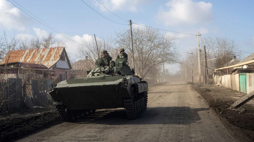 Xe tăng APC của Ukraine tiến về Bakhmut ngày 4-3. Ảnh: AP Xe tăng APC của Ukraine tiến về Bakhmut ngày 4-3. Ảnh: AP