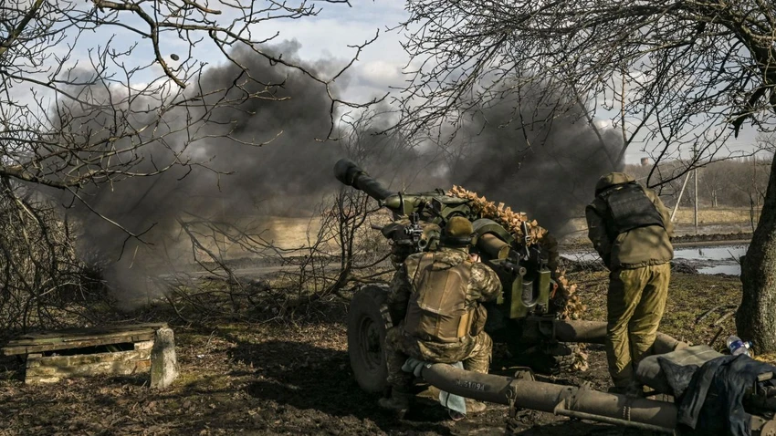 Quân nhân Ukraine bắn lựu pháo 105mm về phía các vị trí của Nga gần TP Bakhmut. Ảnh: AFP Quân nhân Ukraine bắn lựu pháo 105mm về phía các vị trí của Nga gần TP Bakhmut. Ảnh: AFP