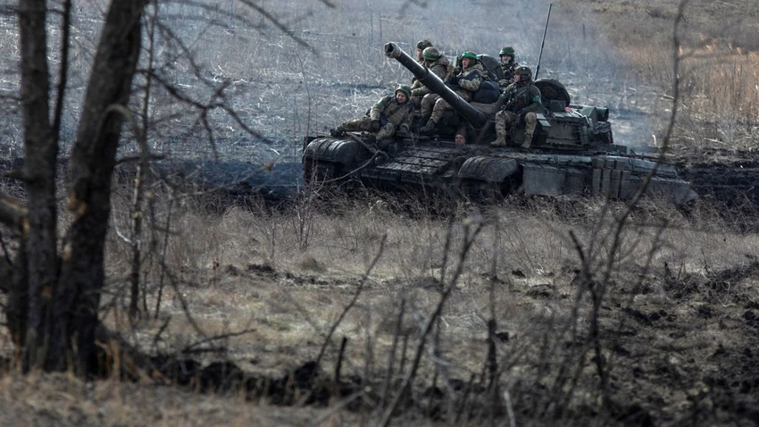 Các binh sĩ Ukraine chiến đấu ở khu vực gần tiền tuyến Bakhmut ngày 4-3. Ảnh: REUTERS Các binh sĩ Ukraine chiến đấu ở khu vực gần tiền tuyến Bakhmut ngày 4-3. Ảnh: REUTERS