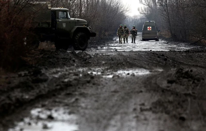 Quân nhân Ukraine đi dọc con đường lầy lội gần TP Bakhmut ngày 8-3. Ảnh: REUTERS Quân nhân Ukraine đi dọc con đường lầy lội gần TP Bakhmut ngày 8-3. Ảnh: REUTERS
