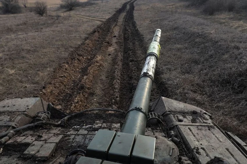 Xe tăng Ukraine vượt các bãi bùn lầy ở TP Bakhmut. Ảnh: REUTERS Xe tăng Ukraine vượt các bãi bùn lầy ở TP Bakhmut. Ảnh: REUTERS
