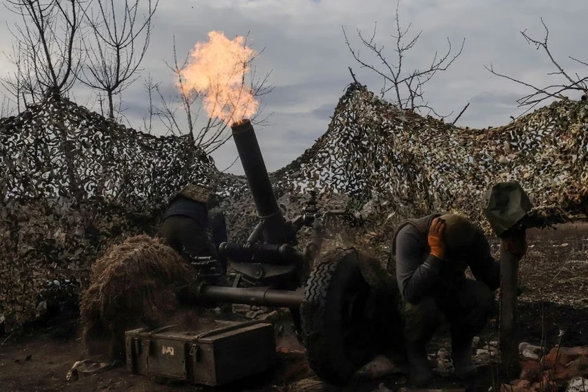 Binh sĩ Ukraine triển khai súng cối về phía quân đội Nga ở ngoại ô Bakhmut. Ảnh: REUTERS Binh sĩ Ukraine triển khai súng cối về phía quân đội Nga ở ngoại ô Bakhmut. Ảnh: REUTERS