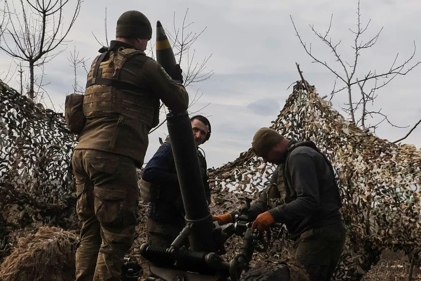Quân nhân Ukraine nạp đạn súng cối ở ngoại ô Bakhmut. Ảnh: REUTERS