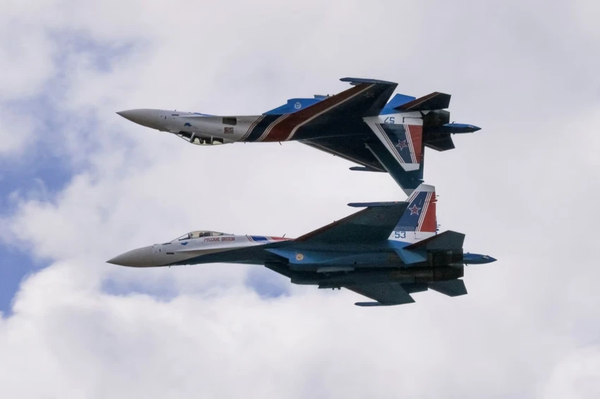 Tiêm kích Su-35 của Nga biểu diễn nhào lộn trên không tại triển lãm hàng không MAKS 2021 ngày 25-7-2021. Ảnh: REUTERS Tiêm kích Su-35 của Nga biểu diễn nhào lộn trên không tại triển lãm hàng không MAKS 2021 ngày 25-7-2021. Ảnh: REUTERS