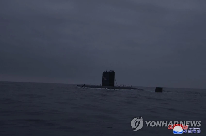 Tàu ngầm Triều Tiên diễn tập bắn tên lửa hành trình chiến lược sáng 12-3. ẢNH: KCNA