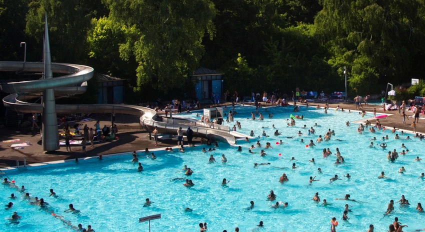 Một bể bơi công cộng ở thành phố Berlin (Đức). Ảnh: CNN Women are now allowed to swim topless in Berlin's public swimming pools. Locals say it speaks to Germany's 'free body culture' | CNN