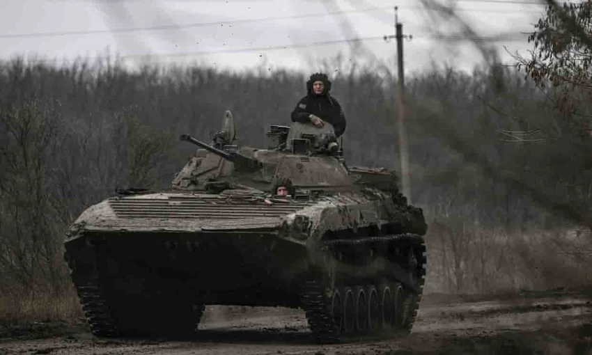 Xe tăng Ukraine tiến về Bakhmut. Ảnh: AFP