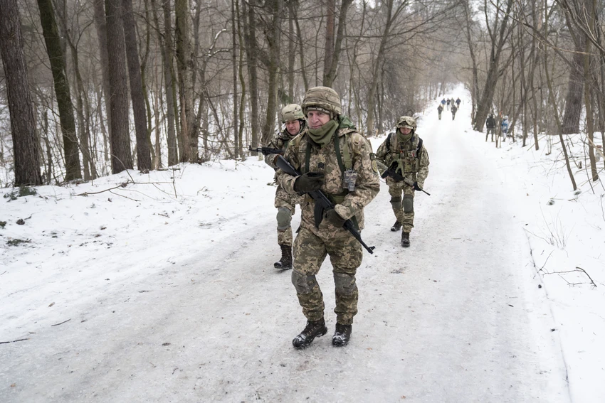 Các binh sĩ Ukraine phải tìm cách tự giữ ấm trong mùa đông. Ảnh: WASHINGTON POST Các binh sĩ Ukraine phải tìm cách tự giữ ấm trong mùa đông. Ảnh: WASHINGTON POST