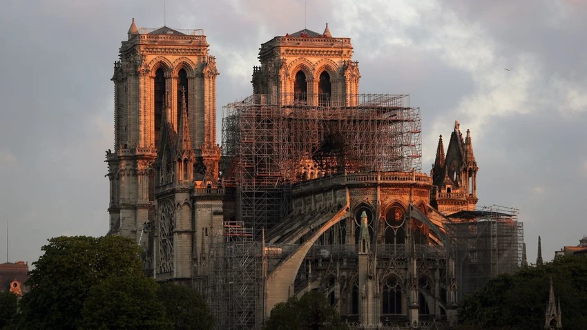 Nhà thờ Đức Bà Paris (Pháp) sau trận hoả hoạn năm 2019. Ảnh: RT Nhà thờ Đức Bà Paris (Pháp) sau trận hoả hoạn năm 2019. Ảnh: RT