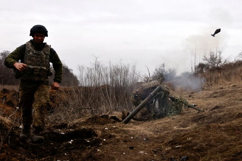 Lính dù Ukraine bắn đạn cối từ một vị trí tiền tuyến gần Bakhmut ngày 16-3. Ảnh: REUTERS Ukrainian soldiers of the Paratroopers' of 80th brigade fire a mortar shell at a frontline position near Bakhmut, amid Russia's attack on Ukraine, in Donetsk region, Ukraine March 16, 2023. REUTERS/Violeta Santos Moura TPX IMAGES OF THE DAY