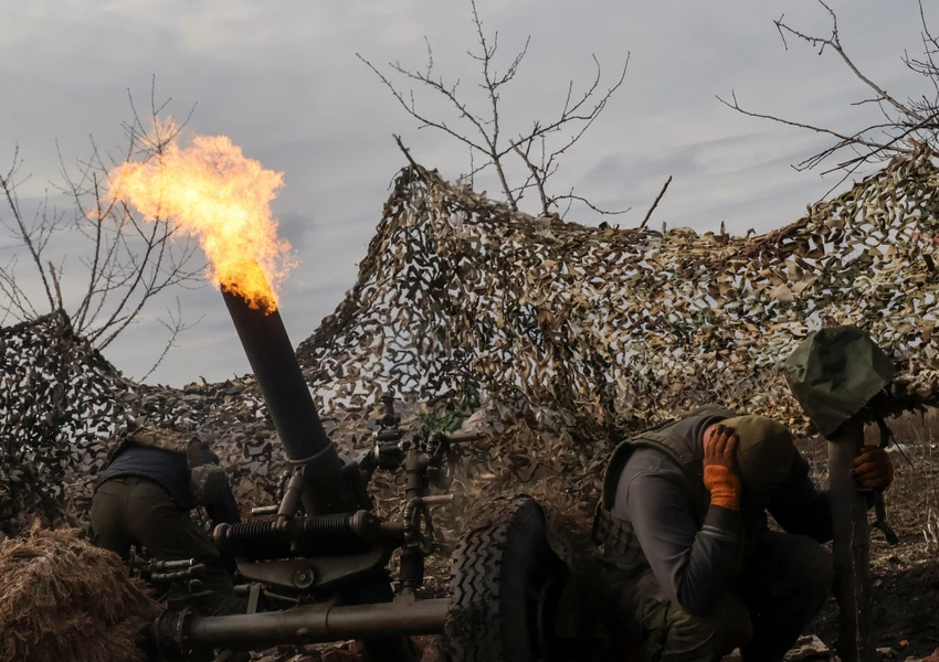 Quân nhân Ukraine bắn súng cối về phía quân đội Nga bên ngoài thị trấn tiền tuyến Bakhmut. Ảnh: REUTERS Quân nhân Ukraine bắn súng cối về phía quân đội Nga bên ngoài thị trấn tiền tuyến Bakhmut. Ảnh: REUTERS