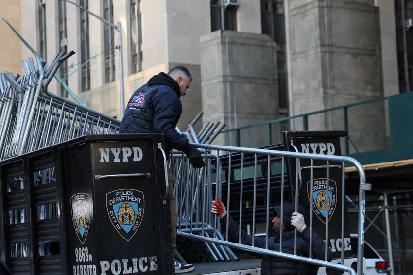 Các công nhân dựng rào chắn trước Toà án hình sự quận Manhattan (bang New York, Mỹ). Ảnh: REUTERS Các công nhân dựng rào chắn trước Toà án hình sự quận Manhattan (bang New York, Mỹ). Ảnh: REUTERS