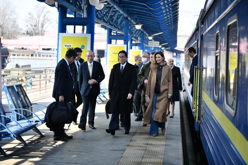 Thủ tướng Nhật Fumio Kishida cùng Thứ trưởng Bộ Ngoại giao Ukraine Emine Dzheppa. Ảnh: TWITTER