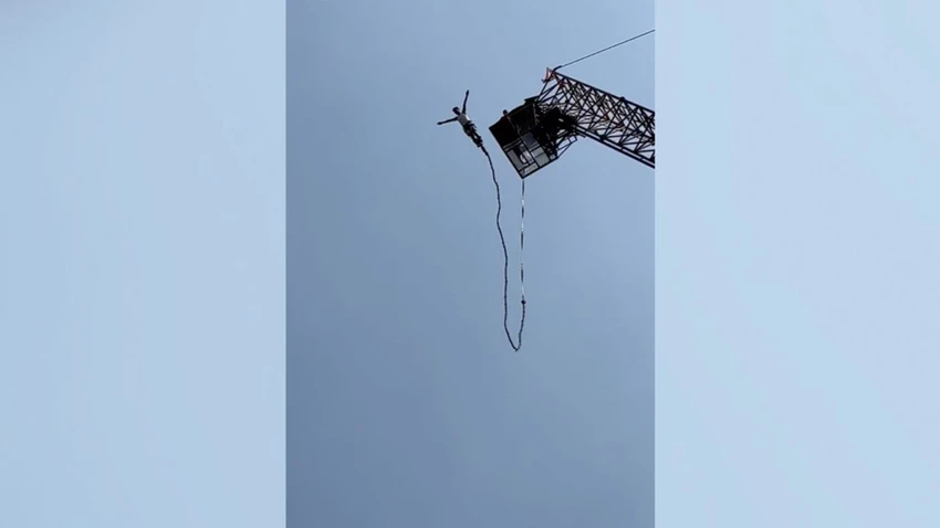 Khoảnh khắc vị khách nhảy xuống trước khi dây bungee bị đứt ở công viên Chang Thai Thappraya (Pattaya, Thái Lan). Ảnh: CNN Khoảnh khắc vị khách nhảy xuống trước khi dây bungee bị đứt ở công viên Chang Thai Thappraya (Pattaya, Thái Lan). Ảnh: CNN