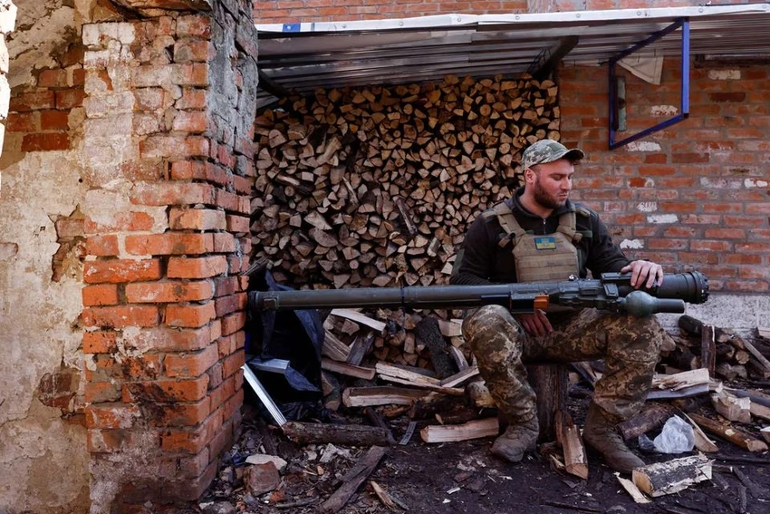 Binh sĩ Ukraine chiến đấu ở TP Soledar gần Bakhmut. Ảnh: REUTERS Binh sĩ Ukraine chiến đấu ở TP Soledar gần Bakhmut. Ảnh: REUTERS