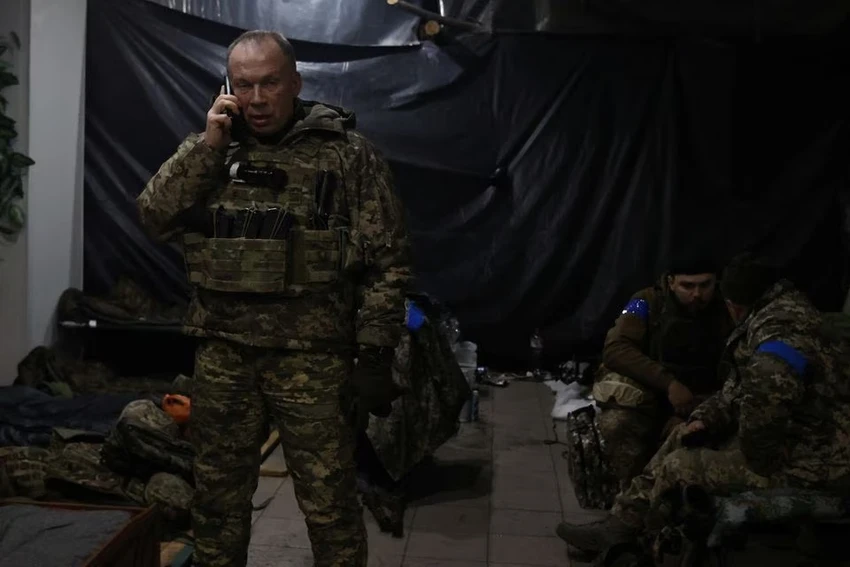 Tướng Oleksandr Syrskyi - Tư lệnh Lực lượng mặt đất của Ukraine thăm một căn cứ quân đội ở Soledar. Ảnh: REUTERS Tướng Oleksandr Syrskyi - Tư lệnh Lực lượng mặt đất của Ukraine thăm một căn cứ quân đội ở Soledar. Ảnh: REUTERS