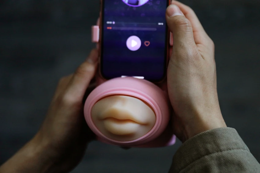 Máy hôn từ xa "Long Lost Touch" dành cho những cặp đôi yêu xa. Ảnh: REUTERS