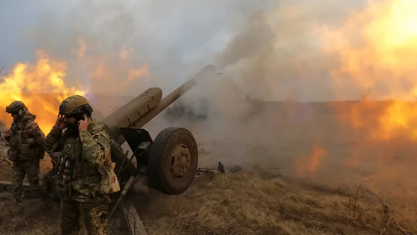 Quân đội Ukraine bắn lựu pháo D-30 vào các vị trí của Nga gần Bakhmut. Ảnh: AFP Quân đội Ukraine bắn lựu pháo D-30 vào các vị trí của Nga gần Bakhmut. Ảnh: AFP