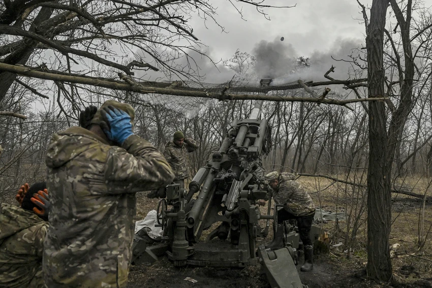 Quân nhân Ukraine khai hỏa pháo M777 Howitzer 155mm ở Bakhmut. Ảnh: AFP Quân nhân Ukraine khai hỏa pháo M777 Howitzer 155mm ở Bakhmut. Ảnh: AFP
