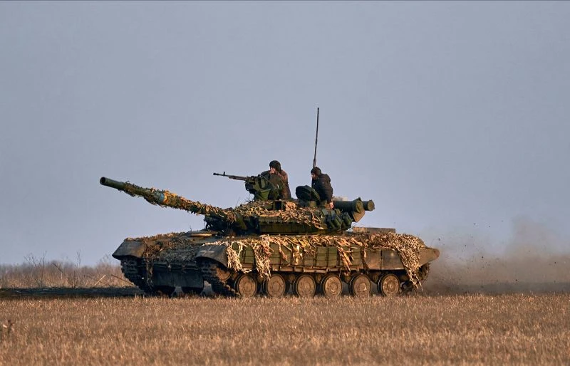 Xe tăng Ukraine hướng về Bakhmut. Ảnh: AP Xe tăng Ukraine hướng về Bakhmut. Ảnh: AP