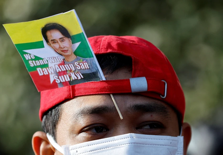 Một người Myanmar sử dụng lá cờ có hình cựu Cố vấn Nhà nước Aung San Suu Kyi trong cuộc biểu tình đánh dấu 2 năm xảy ra chính biến ở nước này. Ảnh: REUTERS Protest marking the second anniversary of Myanmar's 2021 military coup outside Myanmar Embassy, in Tokyo