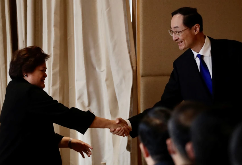 Cái bắt tay giữa Thứ trưởng Ngoại giao Philippines Theresa Lazaro (trái) và Thứ trưởng Ngoại giao Trung Quốc Tôn Vệ Đông tại cuộc hội đàm ngày 24-3 tại Manila (Philippines). Ảnh: REUTERS