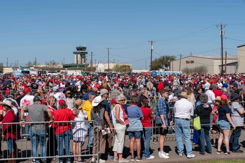 Những người ủng hộ ông Trump xếp hàng tại sự kiện ở Waco. Ảnh: AFP
