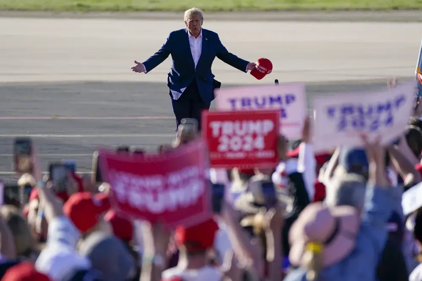 Cựu Tổng thống Mỹ Donald Trump phát biểu trước những người ủng hộ tại Waco. Ảnh: AP