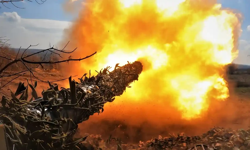 Xe tăng T-72 của Ukraine nã đạn vào các vị trí của quân Nga ở tiền tuyến Bakhmut. Ảnh: AFP Xe tăng T-72 của Ukraine nã đạn vào các vị trí của quân Nga ở tiền tuyến Bakhmut. Ảnh: AFP