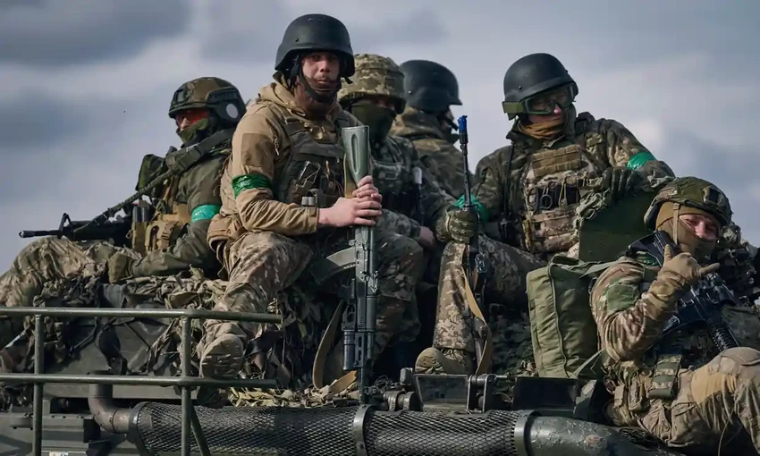 Lực lượng Ukraine chiến đấu ở tiền tuyến Bakhmut. Ảnh: AP Lực lượng Ukraine chiến đấu ở tiền tuyến Bakhmut. Ảnh: AP
